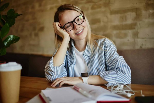 Comment créer une ambiance de 'café littéraire' combinant dégustations et discussions de livres?